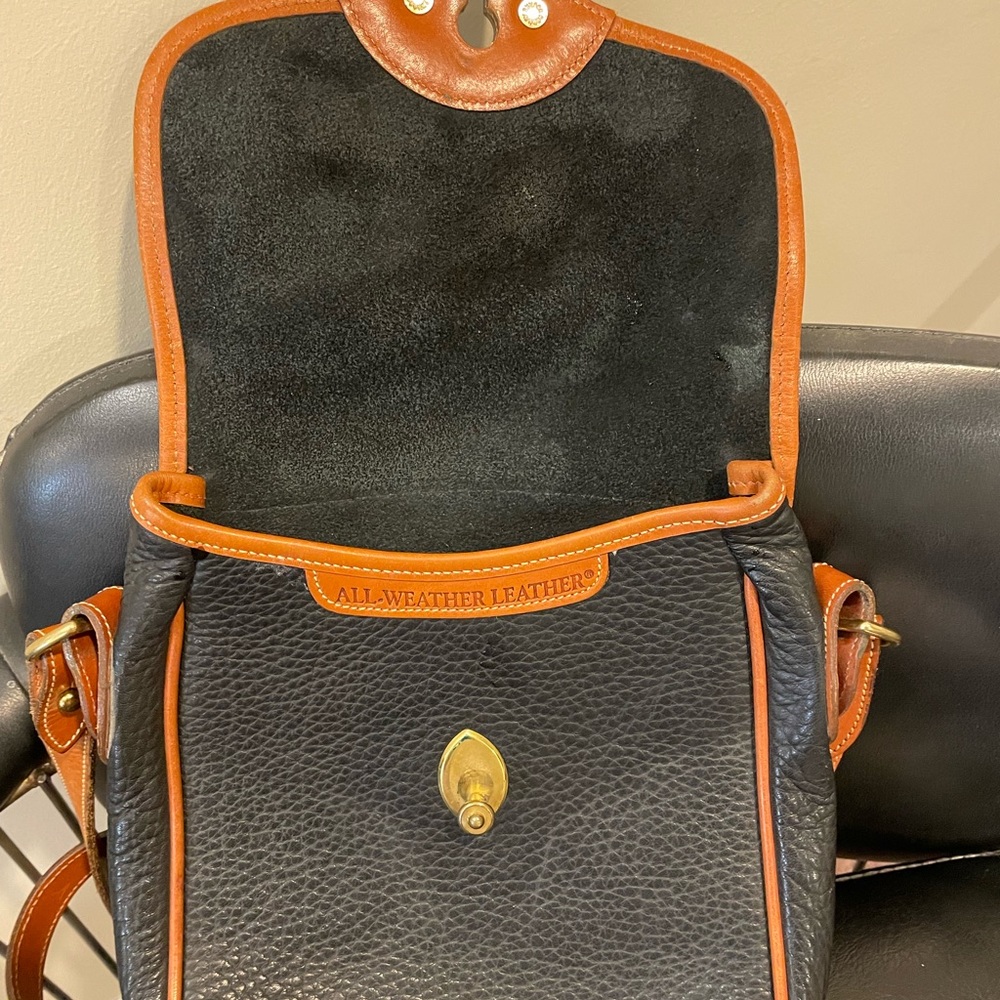 Description
Vintage Dooney and bourke Tan/Black
Pebbled Leather All Weather